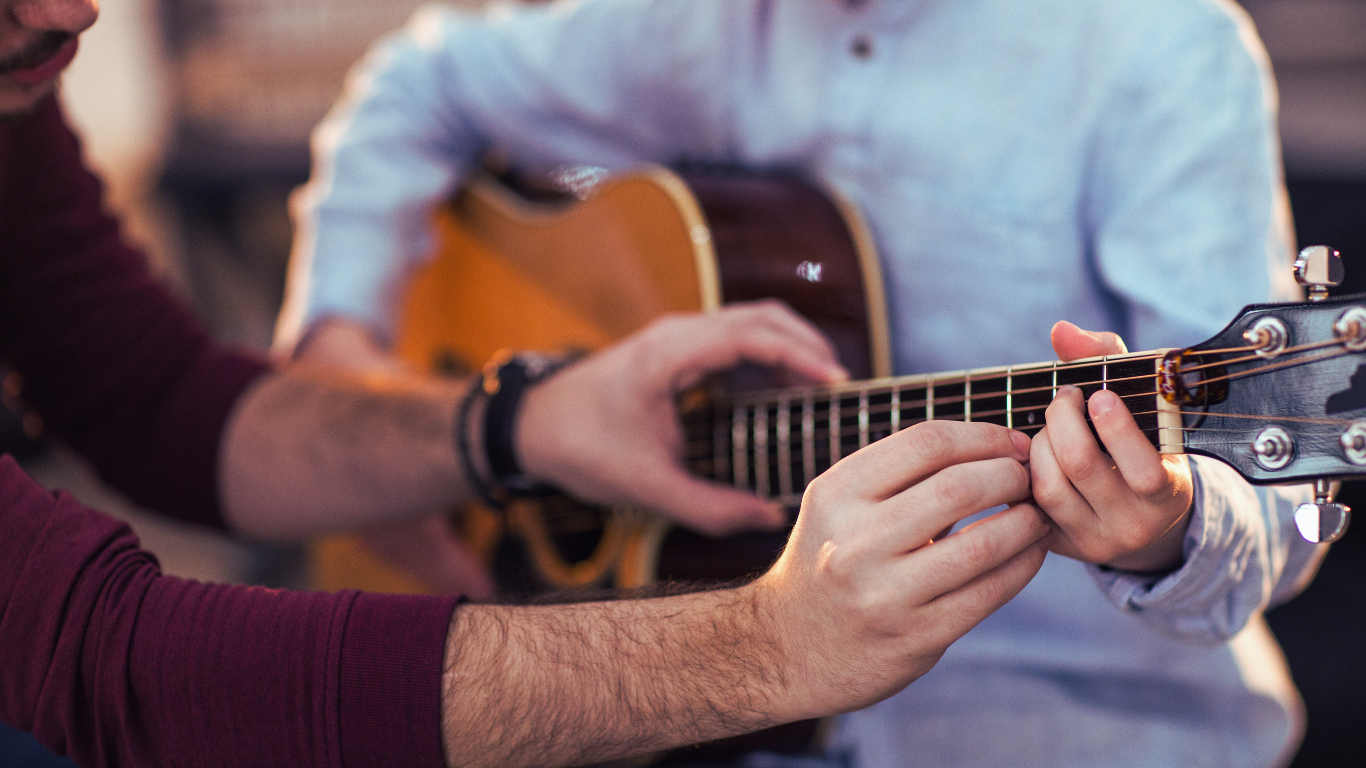 I Benefici di Studiare uno Strumento Musicale: Online o In Presenza